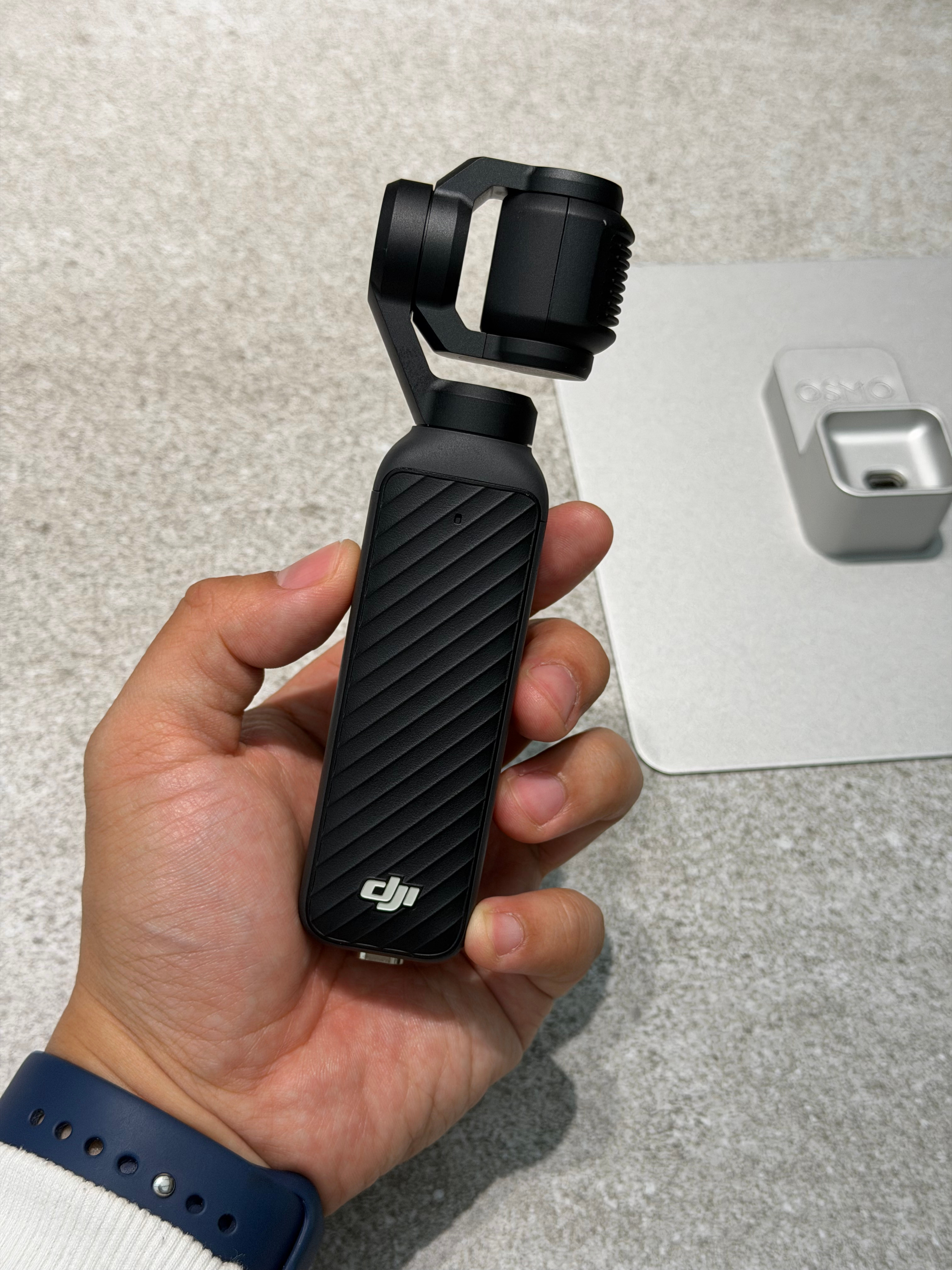 在机场中转，来看一下大疆Pocket 4，其实如果你没有Pocket3可以考虑入