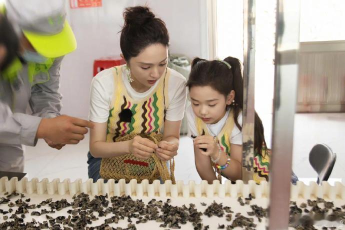 小酒窝反向育妈 小酒窝反向育妈属实是家庭日常真实写照了！“别玩手机了” 一出口，