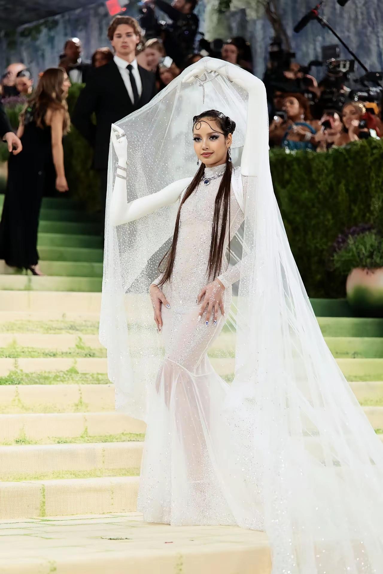 Blackpink四人集体亮相Metgala！总体来看，美的各有不同，Lisa最
