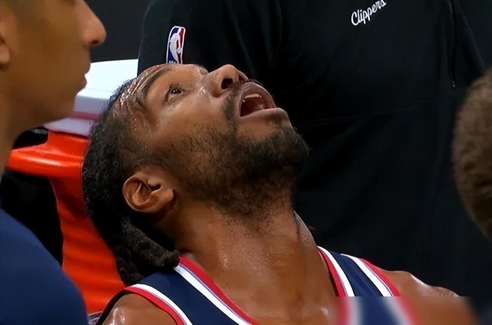 机器人被拆了：眼角刚破，脚踝又废。
 
想象一下，你刚打出队史第一的逆天数据，眼