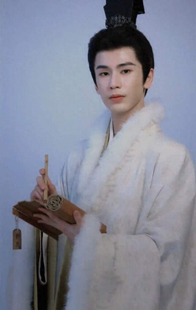 张凌赫《刺棠》开机，一人分饰两角挑战演技，这次要火？