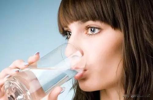 白开水和纯净水哪个适合长期喝?

有些朋友建议早上起来一杯温的白开水，也问不出到