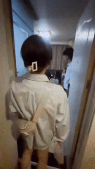 女朋友突然出现在自己面前？
男孩激动的立马从床上蹦了下来！
只见他搂着女朋友疯狂
