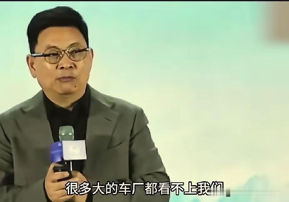一开始没有其他大厂愿意接，只有赛力斯肯跟华为绑定，这也是真的；赛力斯当时快撑不下
