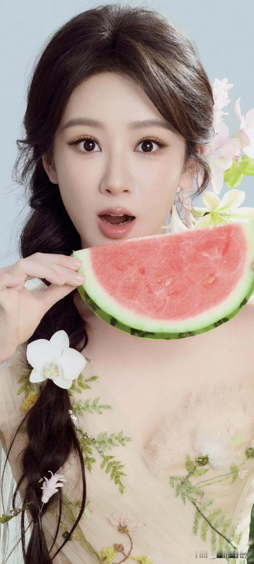 杨紫写真～林间花境中，一场温柔的邂逅悄然发生，她手捧着果实，仿佛从童话里走出来一