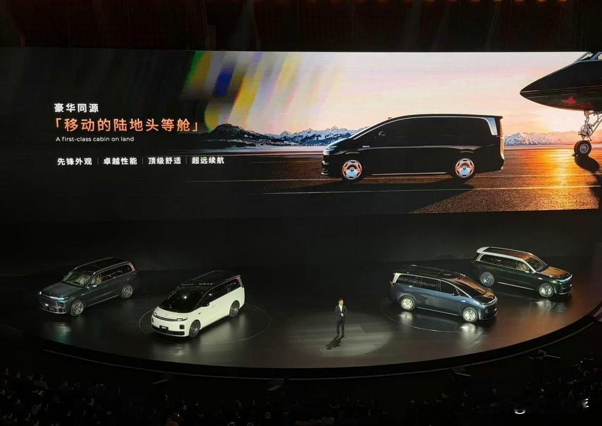 零跑D99亮相，冲击高端MPV市场
零跑D99造型也与理想MEGA相似，该车被零