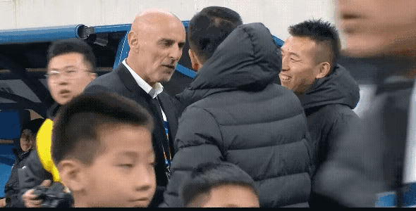 上海海港主教练这个赛季挺有个性啊，今晚面对大连英博比赛，比赛到了79分钟球队依然