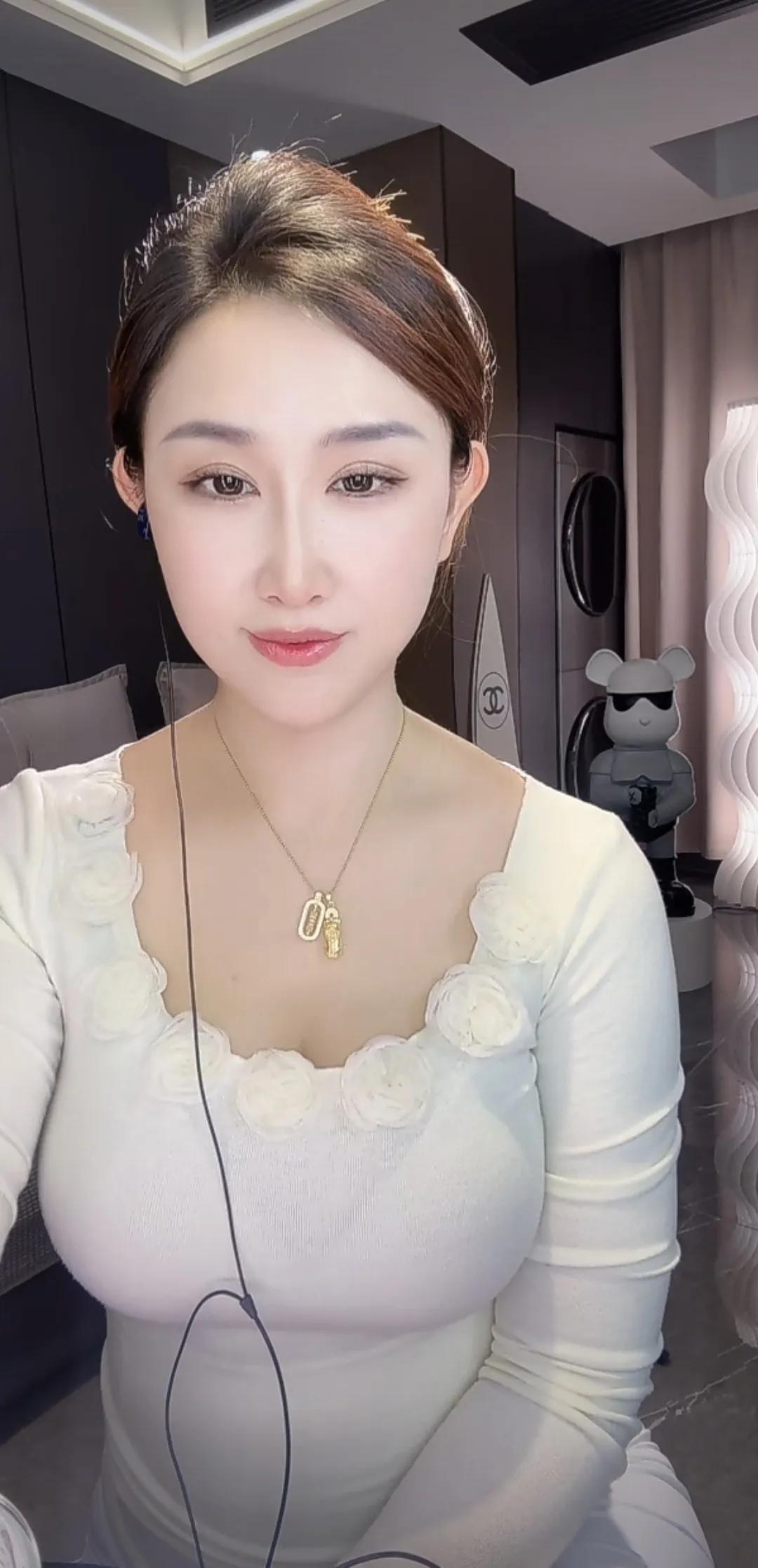 红色长袖搭配黑色短裙，尽显优雅与性感！🔥💃🏻