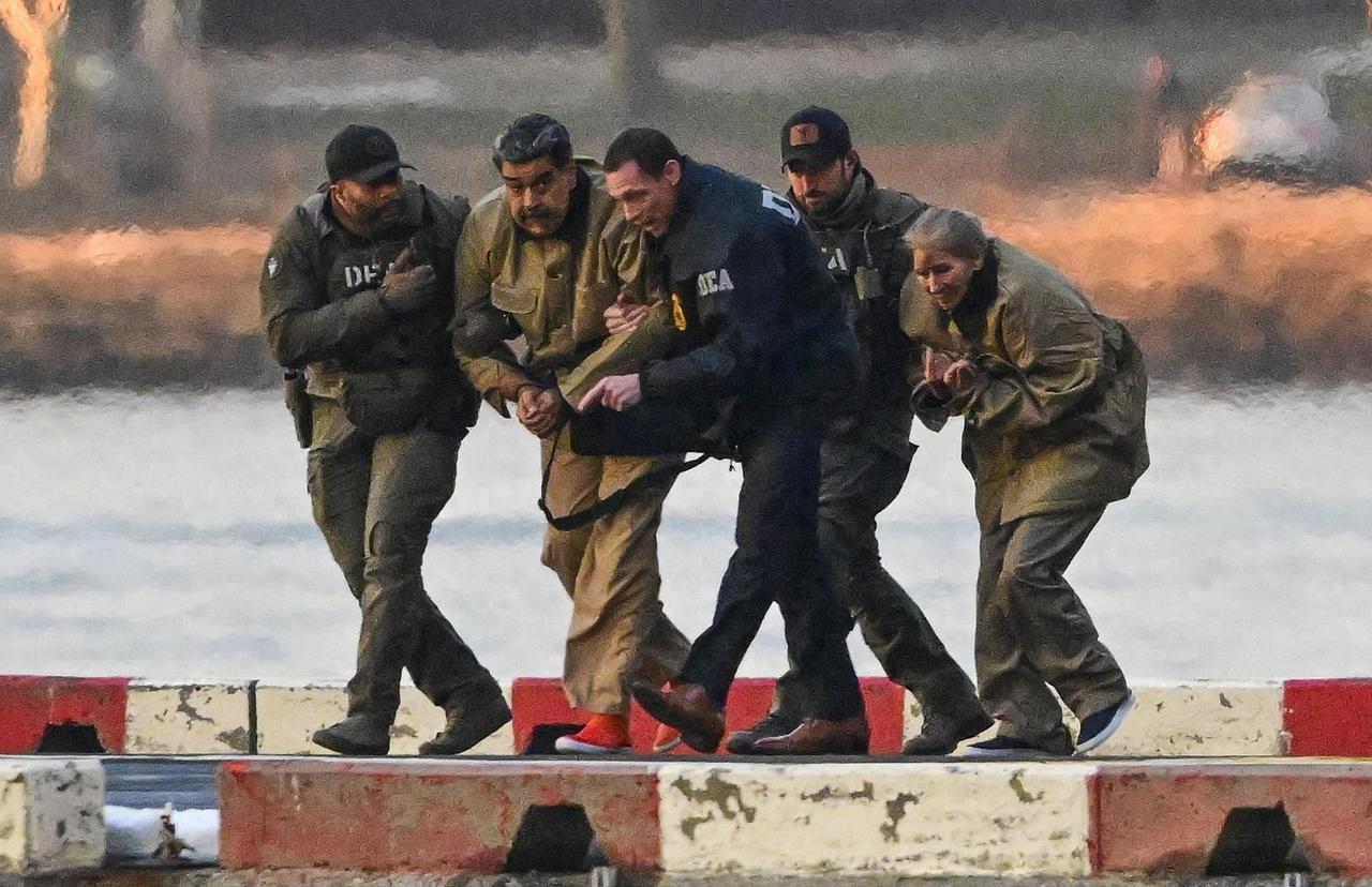 见过明抢的，没见过抢完还逼着受害者升旗致敬的。这几天，委内瑞拉首都时隔七年重新升