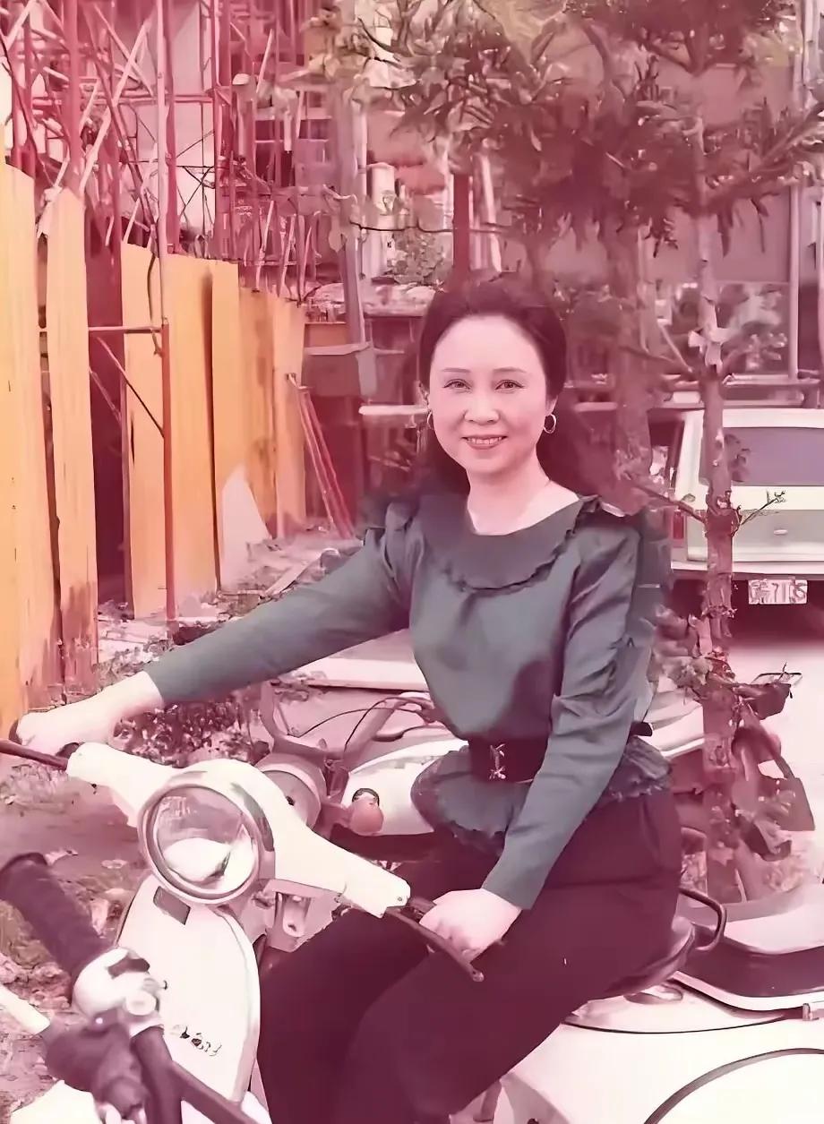 作为言情剧的开山祖师，她本人长得就很像言情剧的女主角。男有金庸，女有琼瑶。她仅凭