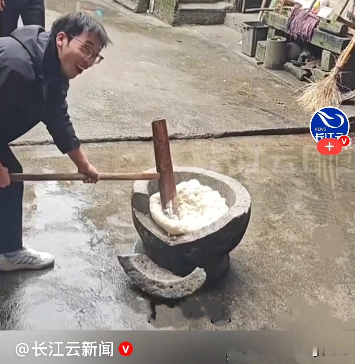 近日，贵州一大学生放假回家了，家里在准备过年的年货，看到家人在捶糍粑，自己从没捶