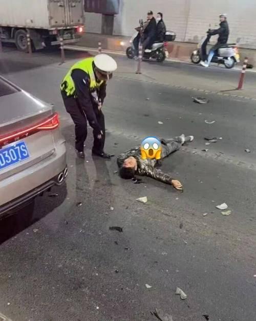 晚高峰路口，对向汽车远光灯刺得骑电动车的张女士瞬间失了神，车把猛地一歪，径直撞上