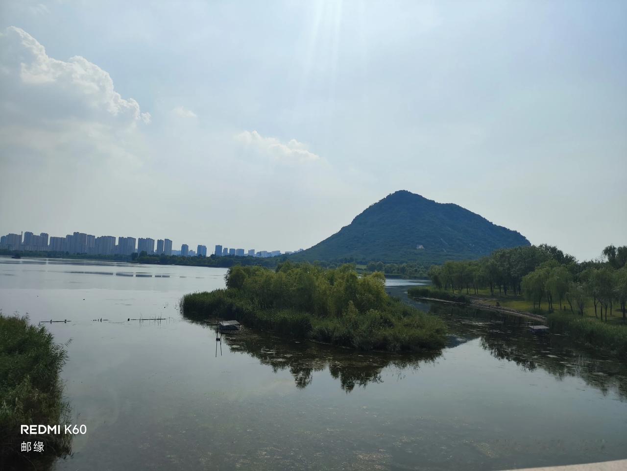 济南华山湖中的华山，那可真是一方独特的存在。华山海拔虽不算高，也就 197 米，