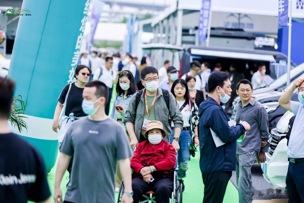 展会现场展出大量新款房车和优质的露营装备，同时还有可以深度体验露营生活场景的“露
