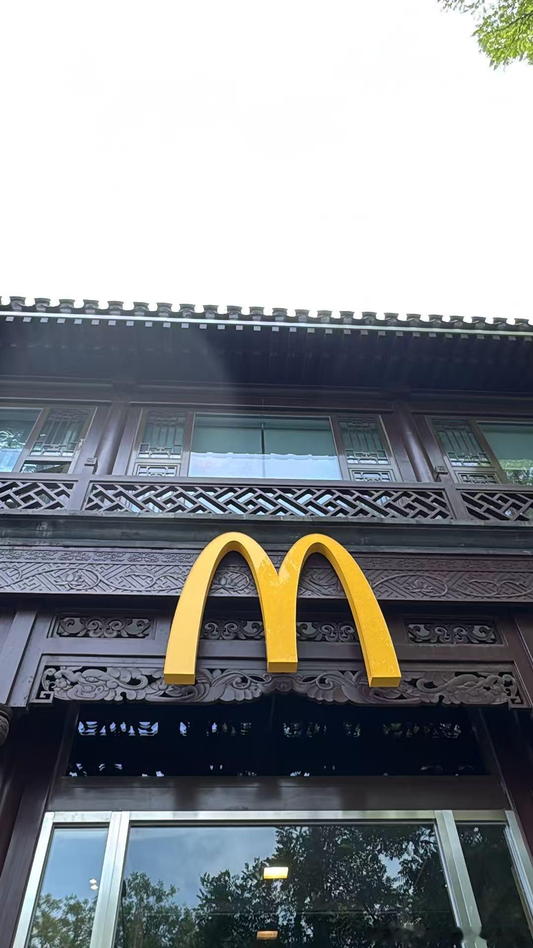 妞子8点起来说不想去上班，说找什么理由请假呢，我没言声。照以前我会唠叨你请假干吗