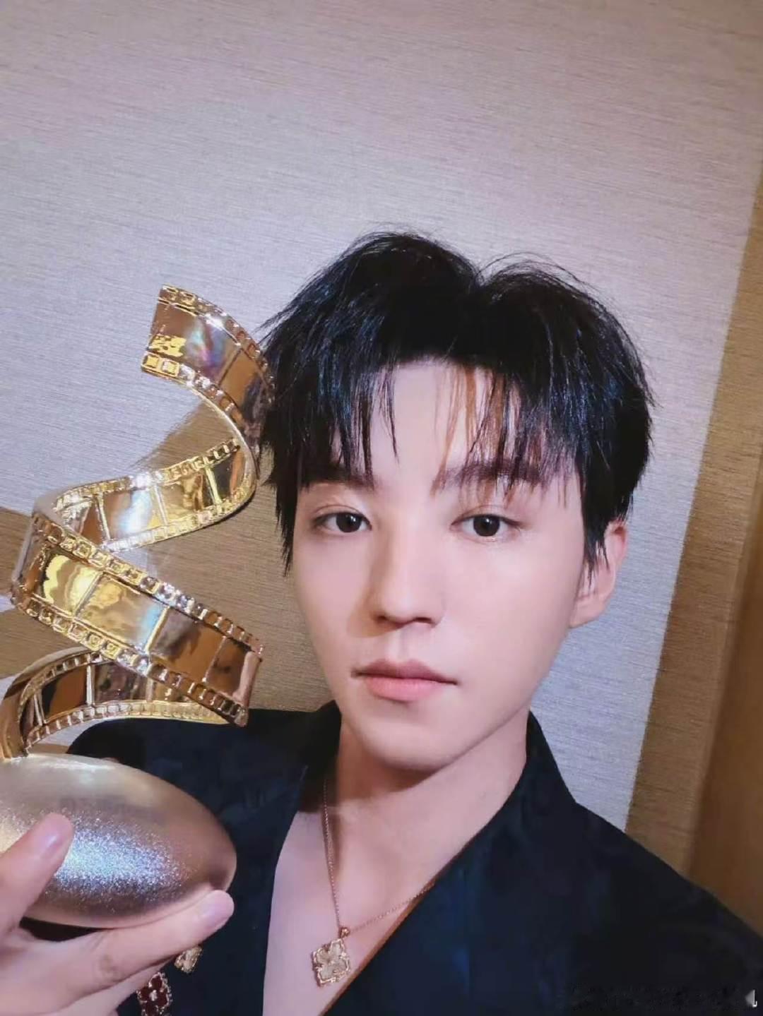 王俊凯问品质自拍的奖什么时候给我王俊凯品质自拍我宣布现在就颁奖，实至名归！ 