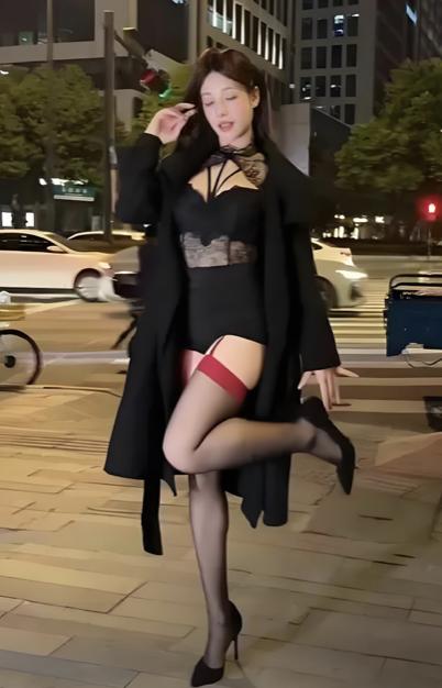 再次刷到吴柳芳的视频，她真的变了。

前体操世界冠军吴柳芳，拿过31枚奖牌，却凑