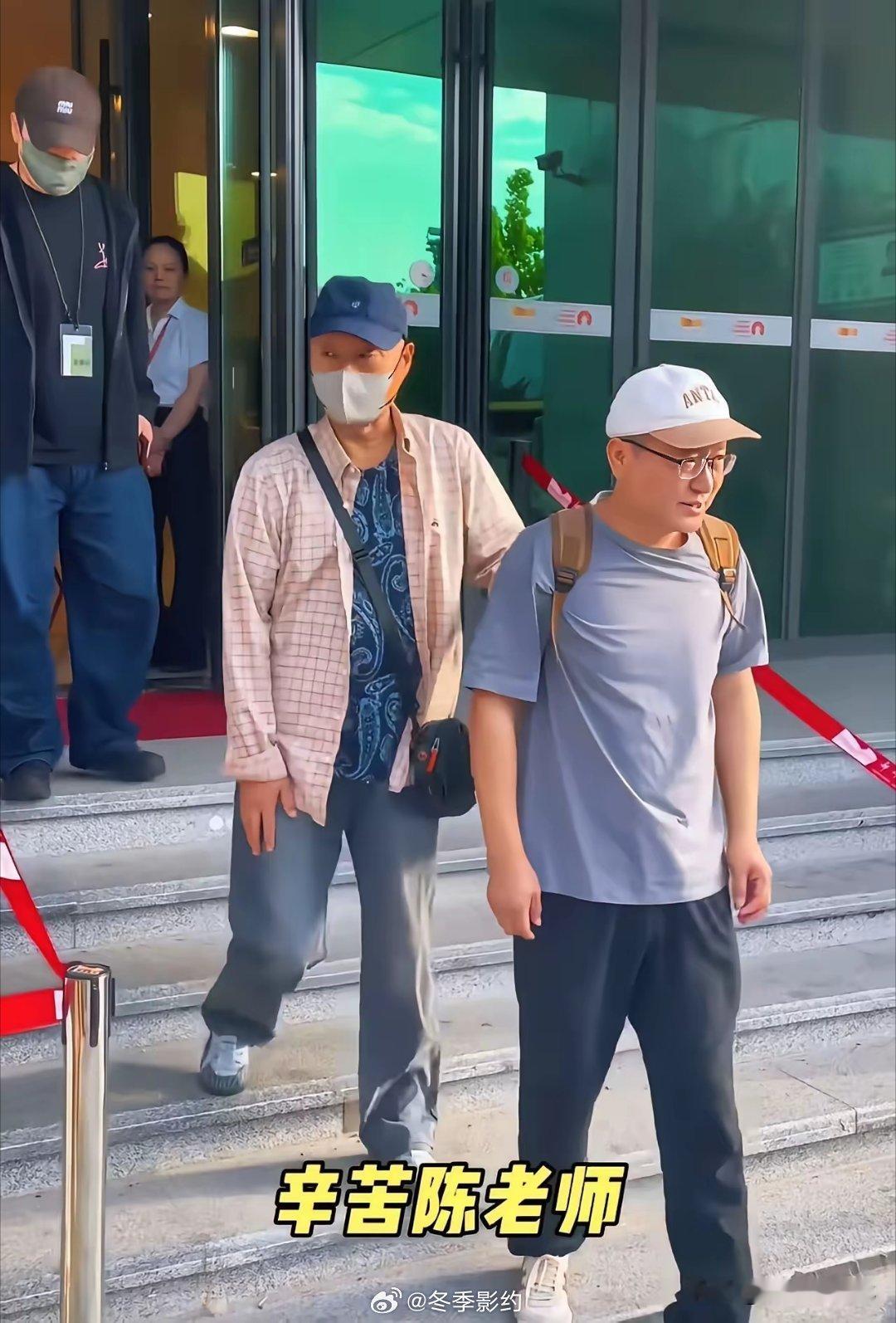 陈佩斯近照惹热议！现身河南表演话剧，走路靠搀扶，大小眼严重！陈佩斯状态看起来不太