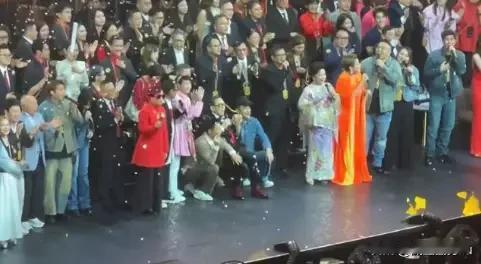 香港娱乐圈很小就注定这些人必须团结，必须站台。我们注意一个现象这些明星都是我们8