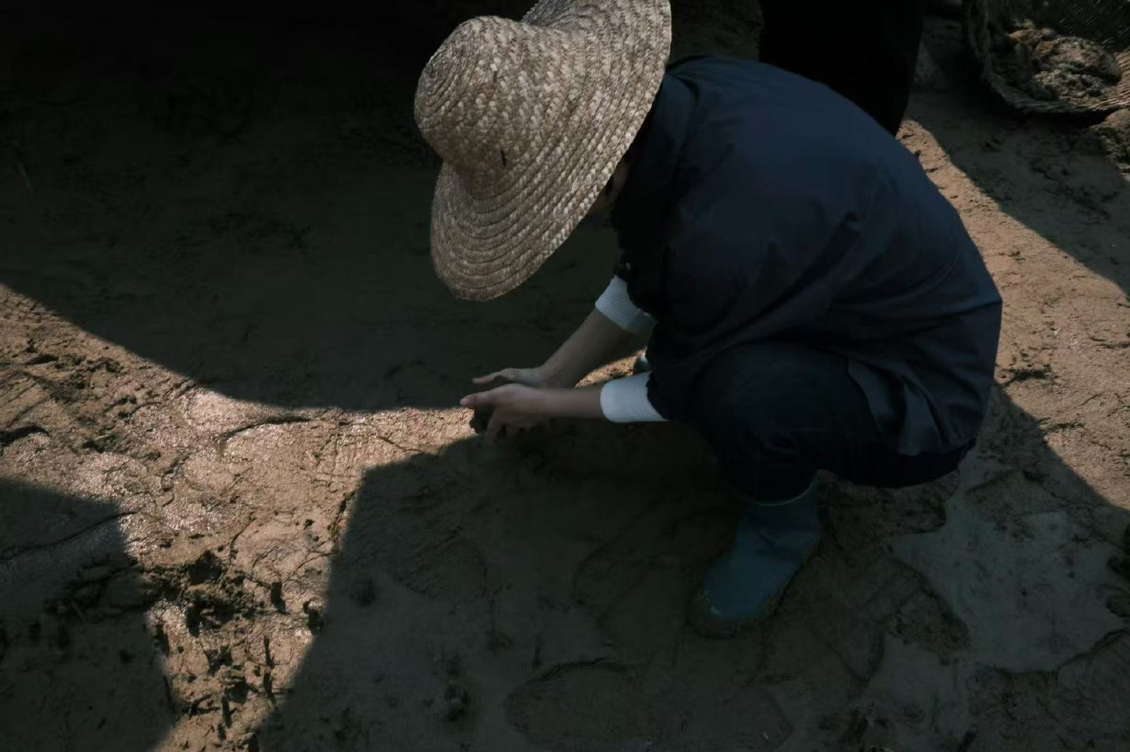 赵丽颖在大大的滩涂上面挖呀挖如此萌的秋萍～赵丽颖葫芦娃面具赵丽颖