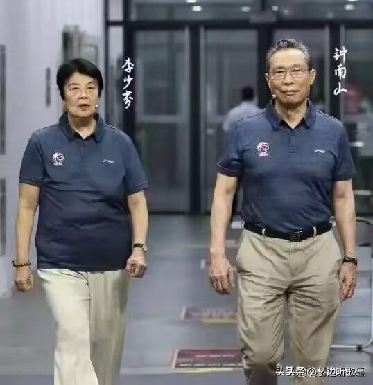 快过90岁生日的钟南山与妻子，一个医学泰斗，一个运动健将。都快90岁的人，两人一