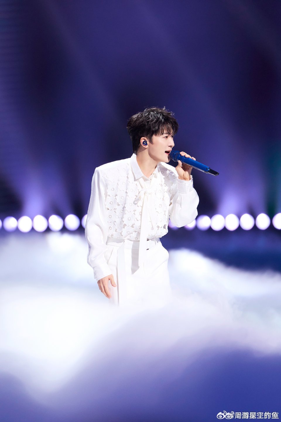 周深 周深登上贵州省春季开学第一课 周深和小朋友歌声太治愈你的魅力我无可抵挡，只