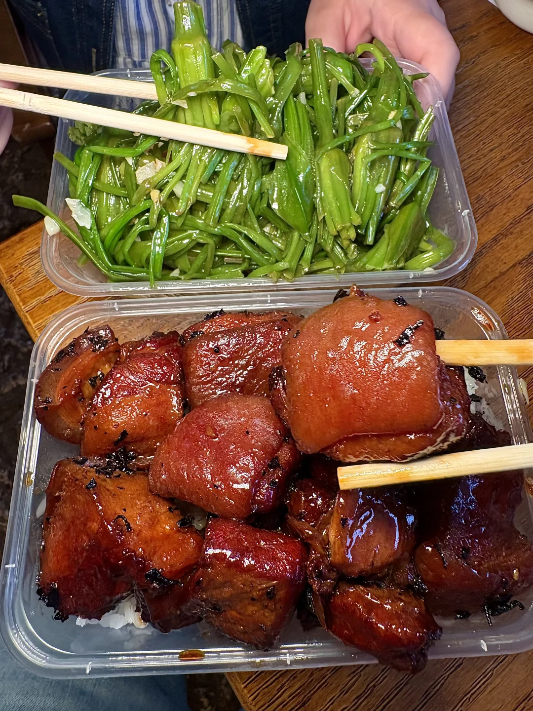 束河小溪边，这口红烧肉让我想定居！！