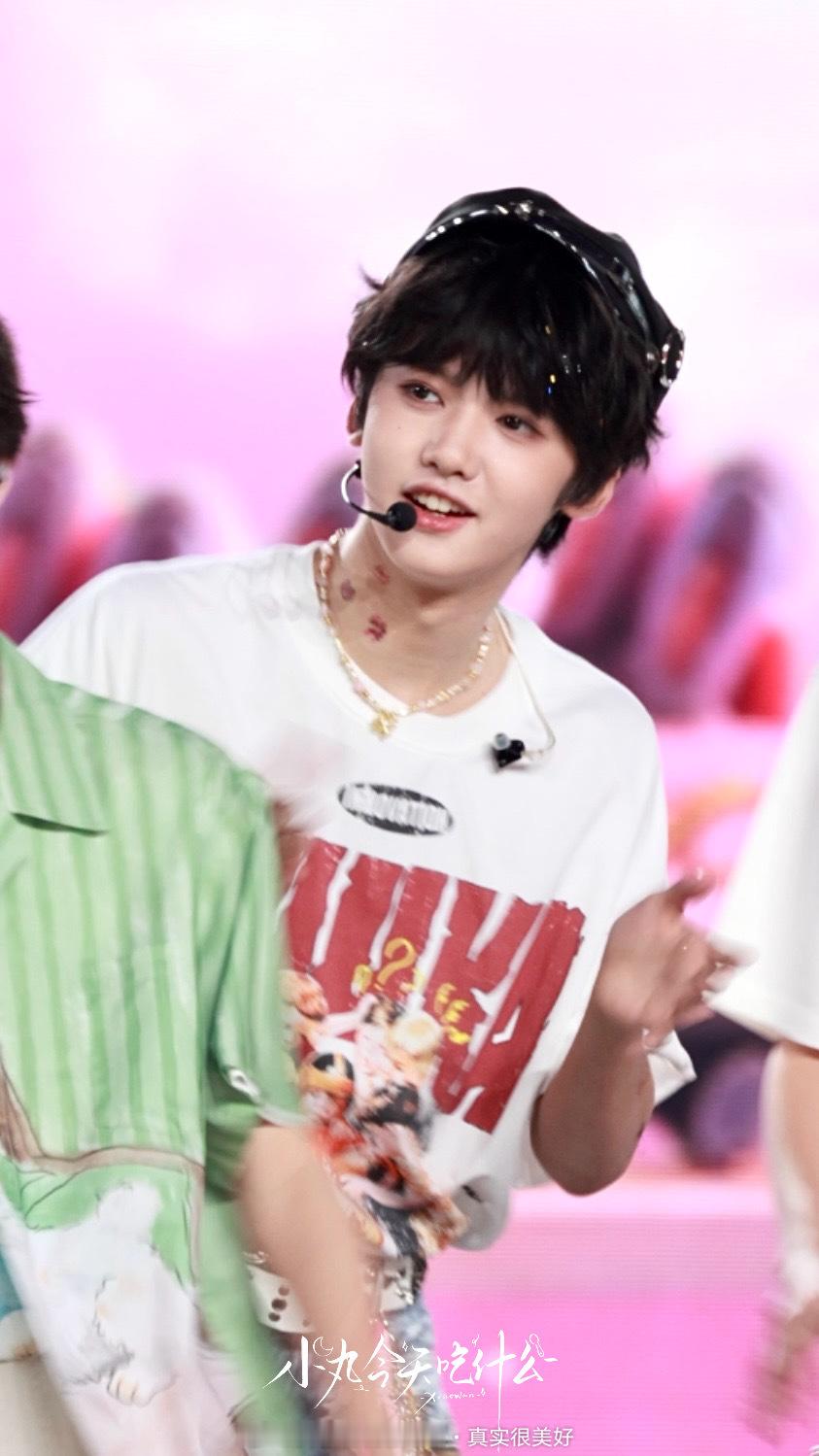 张奕然见面会饭拍生图（稿主自摄） 