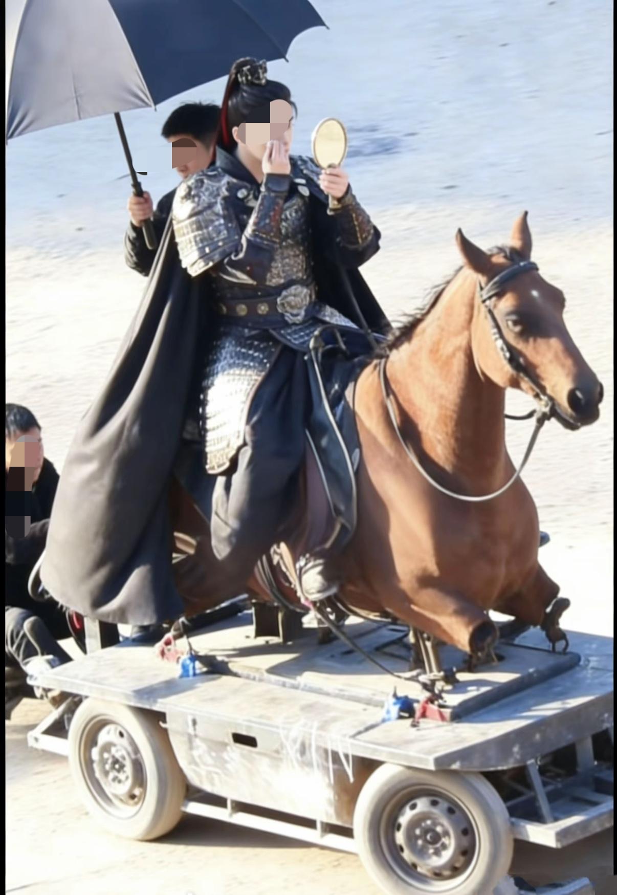 网上看到一个评论：
“侯爷！敌军冲过来啦！您到哪了？！”
“快了快了 到眉毛了”