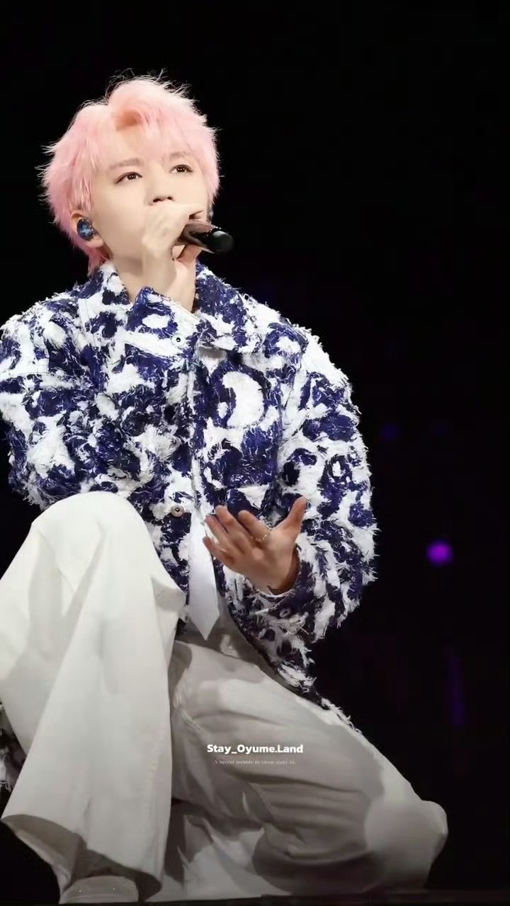 王俊凯转过身双眼立马红了以为王俊凯双膝跪地了王俊凯舞台上这一幕让人忍不住破防，动