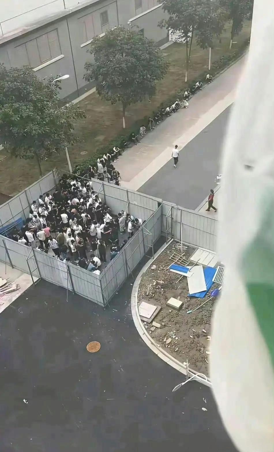 工厂吸烟区的一幕，感觉有点侮辱人 