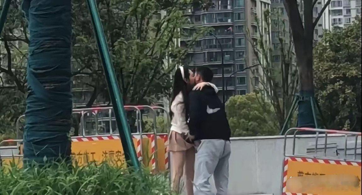 我的乖乖，光天化日当陌生人是空气吗？真想按三声喇叭提示一下，女主角也太疯狂了吧 