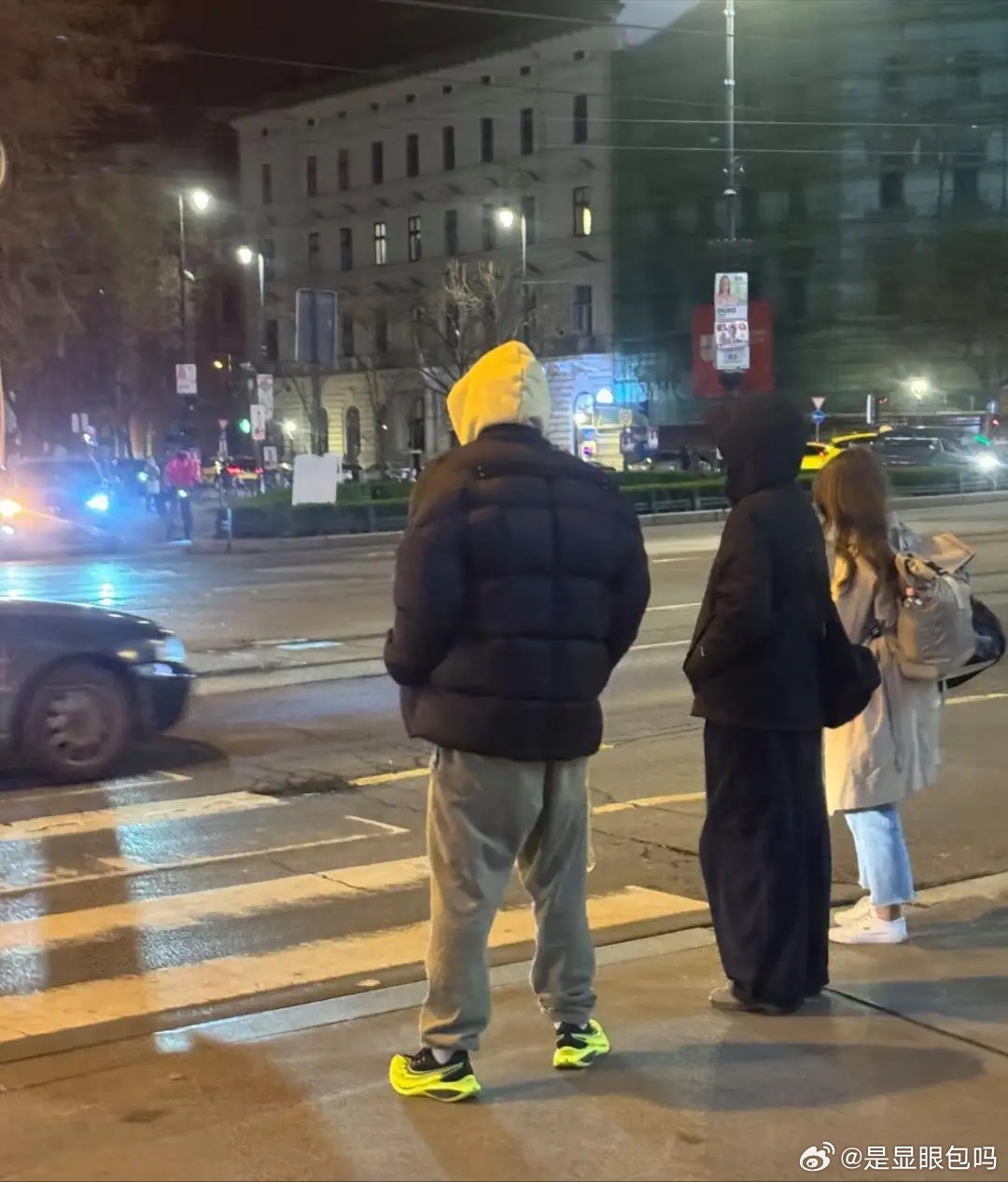 彭于晏在匈牙利街头被偶遇，他的打扮时尚有型，身材健硕，脸部皮肤超好，看起来好年轻