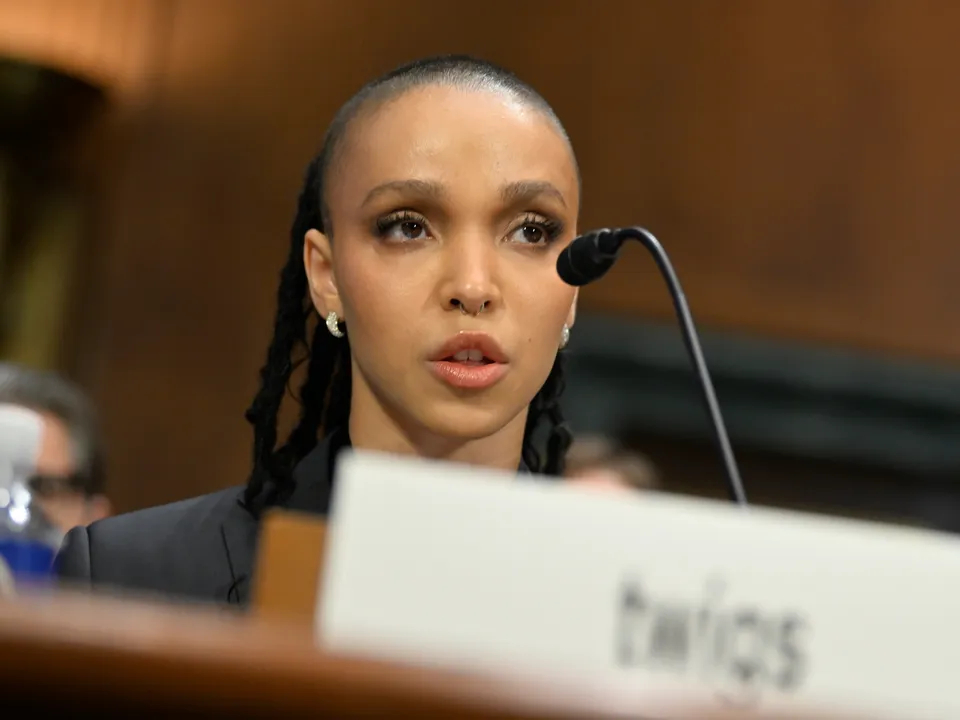 FKAtwigs状告希亚拉博夫家暴 FKA Twigs对希亚·拉博夫提起新诉讼，