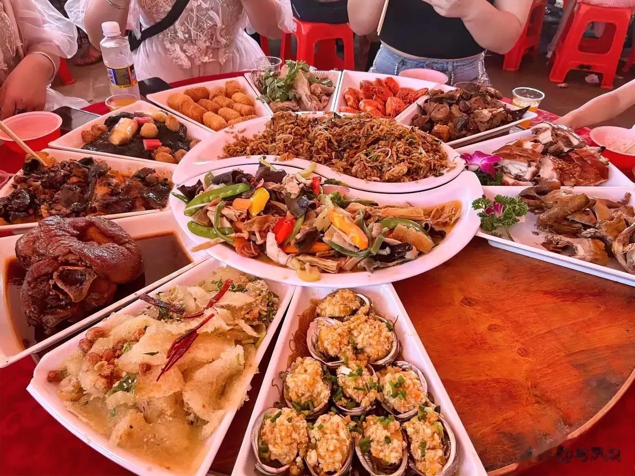  这是海南海口下面乡镇的酒席，竟然没有白斩鸡
鸡作为餐桌上，各种酒席上必不可少的