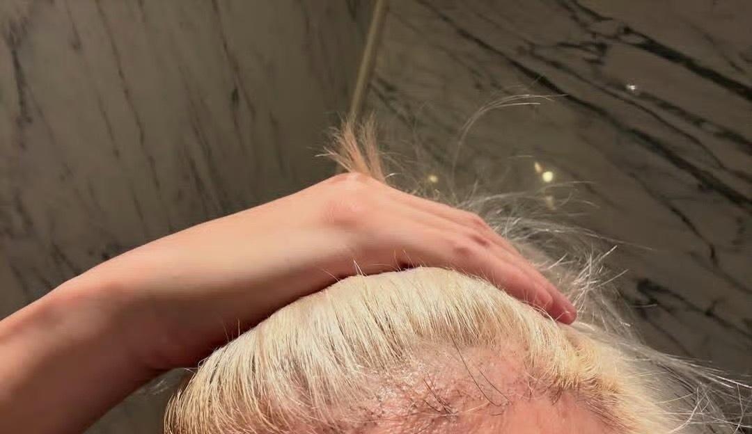 看完真的头皮一紧，漂染真的太伤头皮了
突然就不敢想常年金发的Rosé
一直维持这