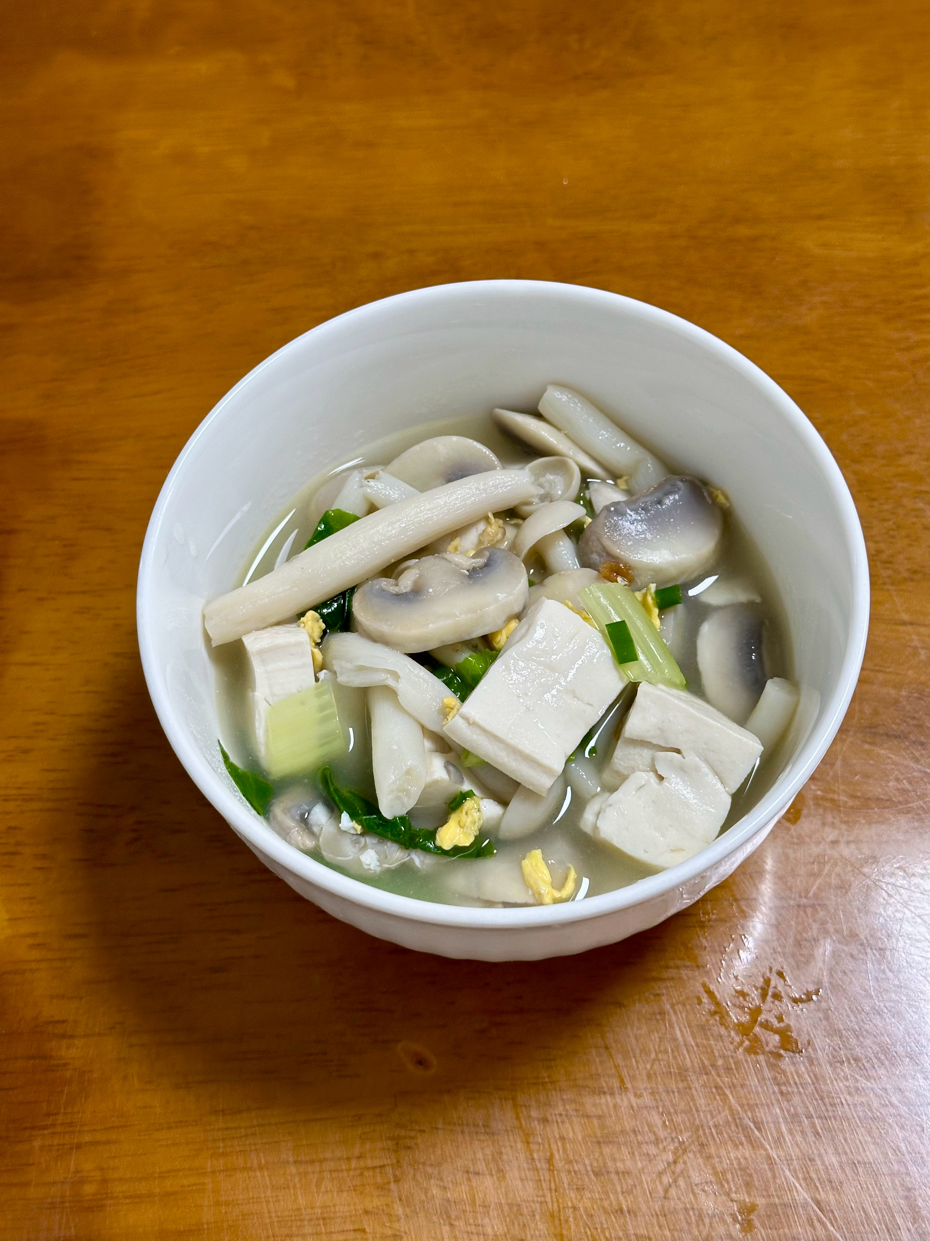 先吃蔬菜，再喝菌菇汤，鲜椒兔和鱼摆摆下饭。 成都