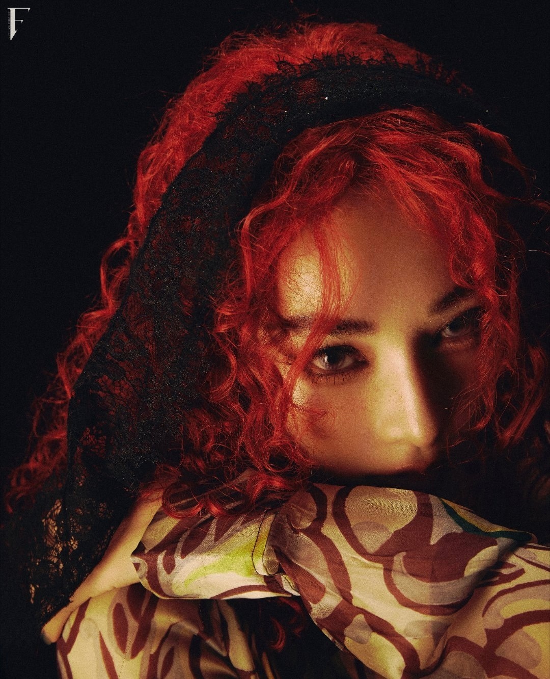 鎏金与红影在镜头里呼吸F时尚画报彭小苒复古鎏金大片造型：Noah Zhao 摄影