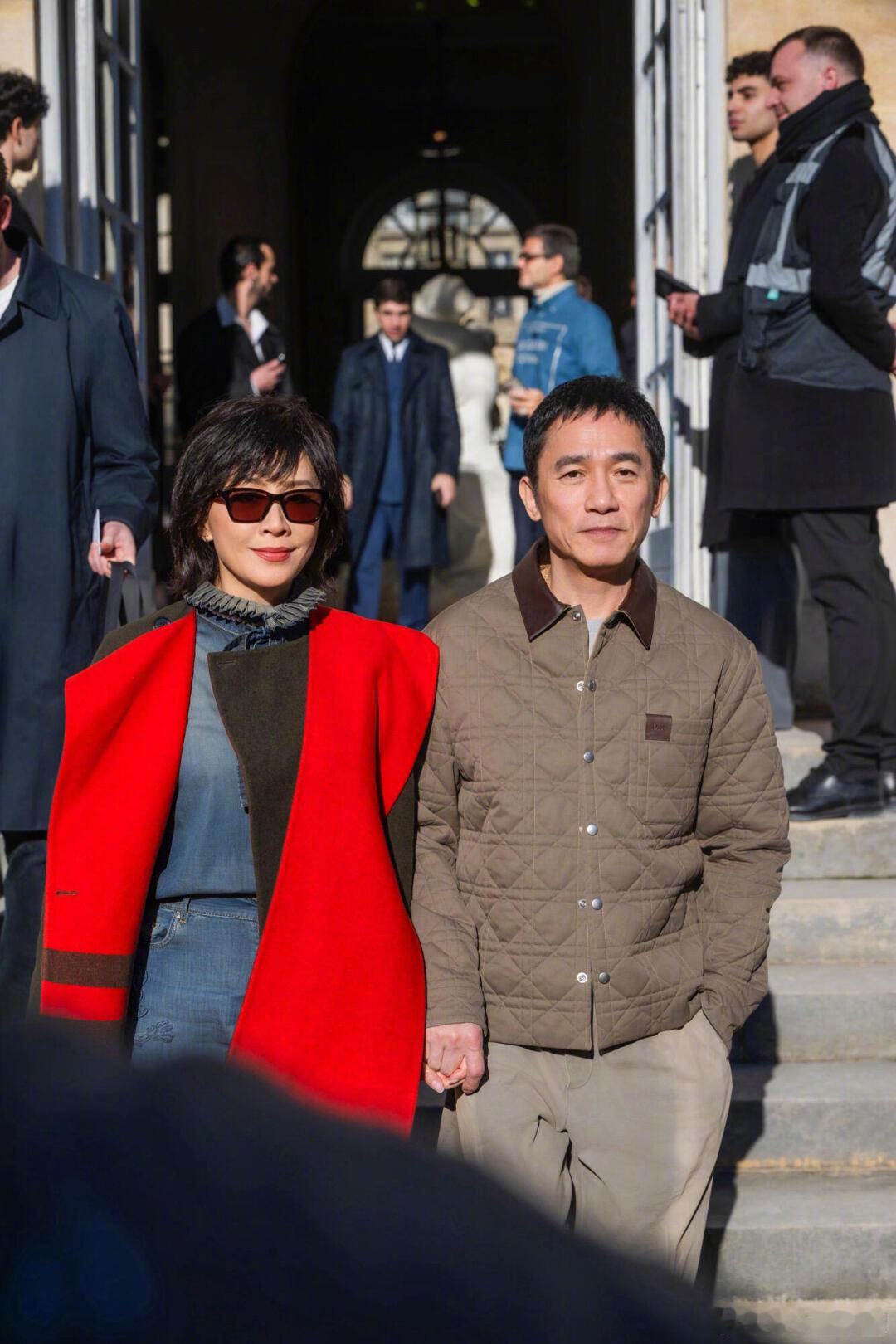 刘嘉玲梁朝伟机场牵手 赤马年一路奔波飞行，夫妻俩依旧牵手相伴，恩爱模样丝毫不受行