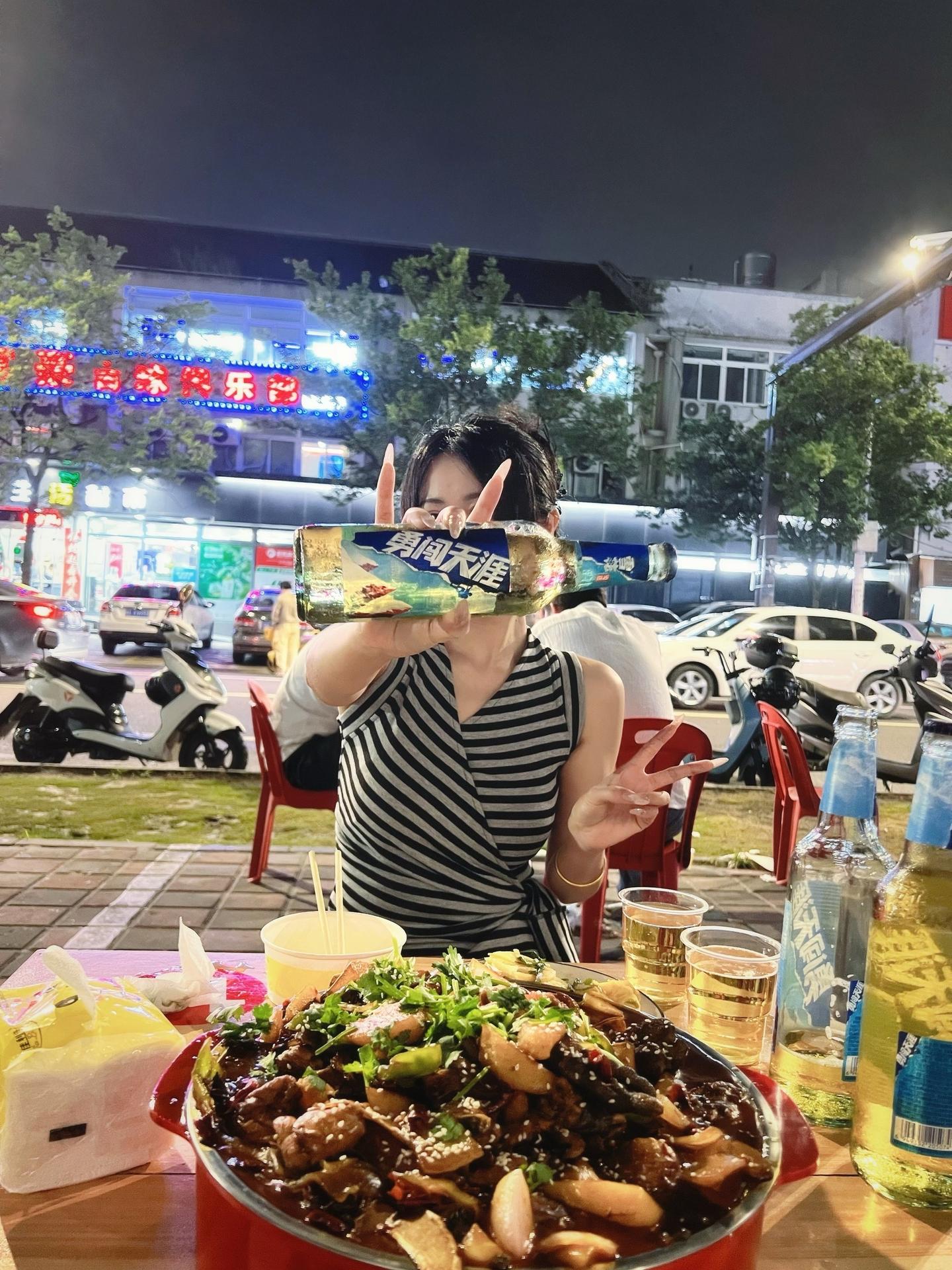 找我喝酒是最具有性价比的事情，能在三个小时之內观摩到我从人模狗样到精神...