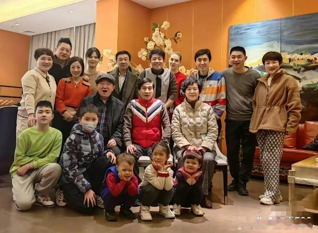 撒贝宁晒全家福，龙凤胎长得都像爸爸，撒贝宁爸爸妹妹罕见出镜 ​​​