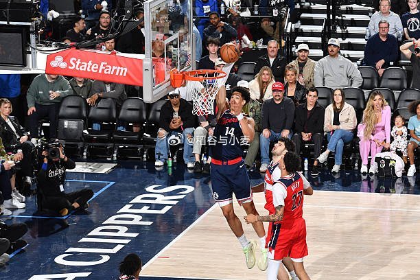 到现在都没看到有媒体给出正确翻译。快船内线新秀应该叫雅尼克-科南-尼德霍伊泽（Y