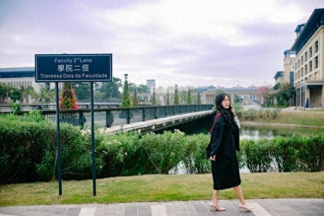 一个武汉女大学生谈了个黑人男友，没想到这件事情被老师知道了，当即追问是否跟黑人留