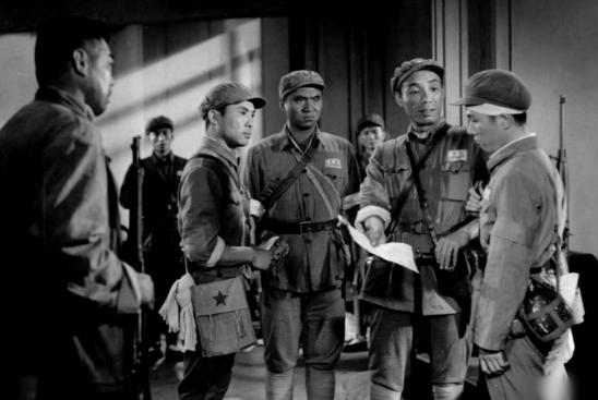 1950年，机关干部出殡途中打了哨兵两巴掌，警卫处长当场放行，当晚哨兵集体撂挑子