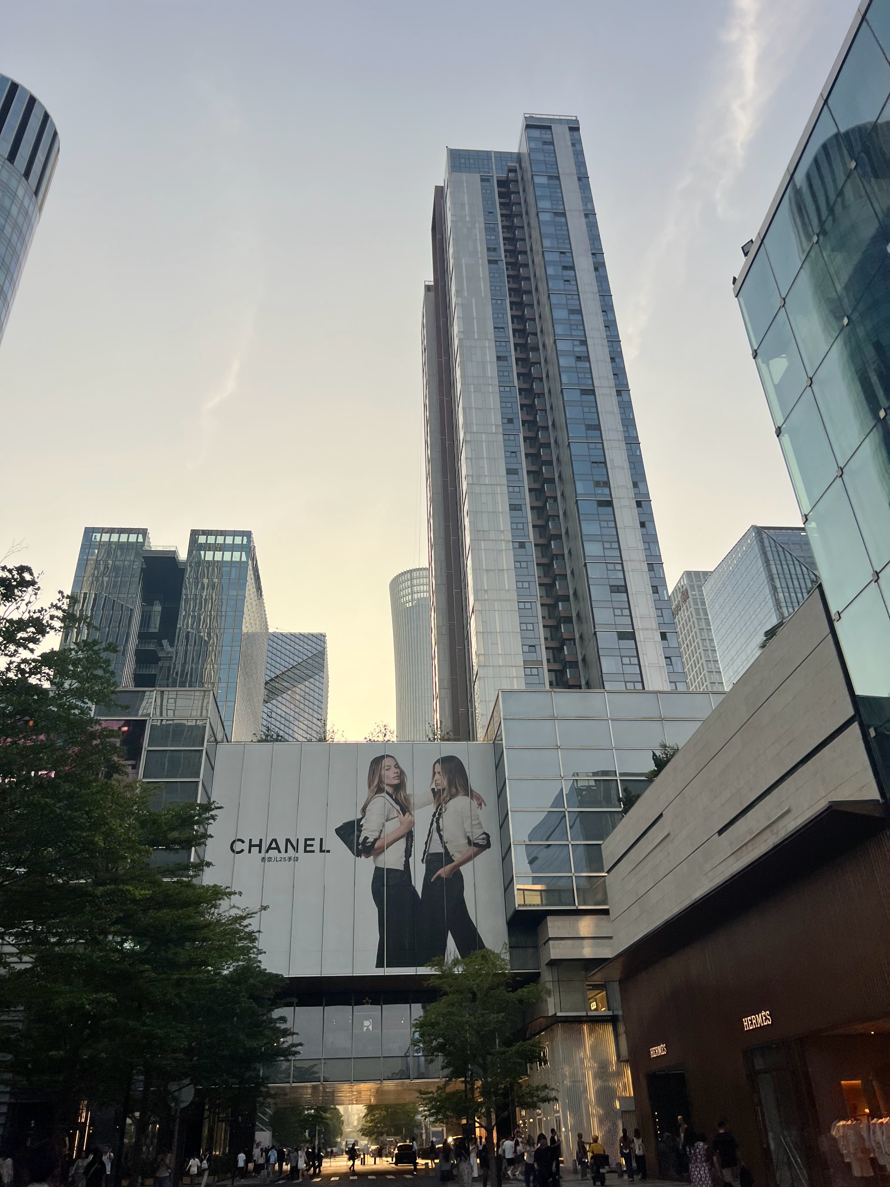 成年人最大的清醒，就是管好自己，不渡他人。人生在世，每个人要去往的终点各不相同。