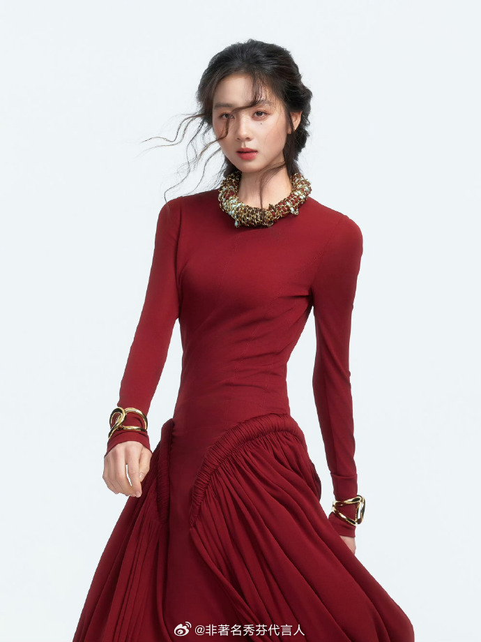 小姑娘挺好看，有文艺气质，个人感觉像存和卢的混合的感觉，她妈妈是我童年女神之一。