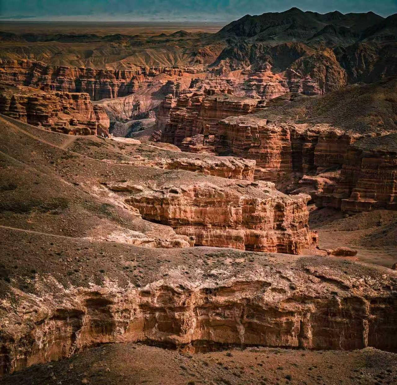 恰伦大峡谷距离哈萨克斯坦阿拉木图两小时车程，距离中国伊犁大概也就两个小时。这片土