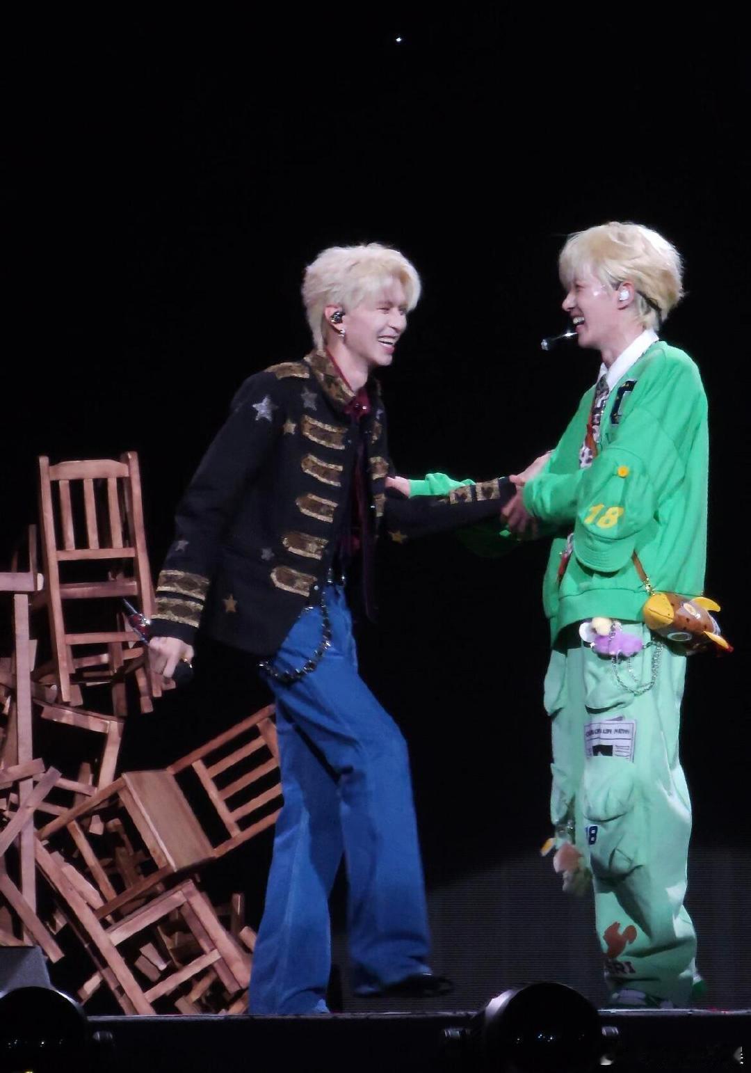 卓沅和何浩楠的相处模式让人感到特别舒服，无论是在田地里劳作还是在舞台上表演，他们