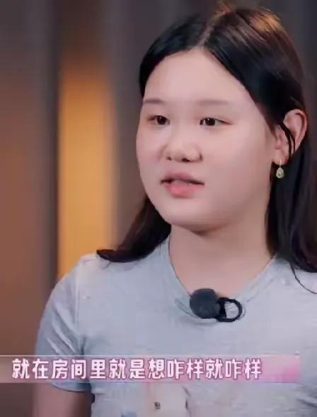 她也算是公众人物，明星也是不摘吊牌直接穿上做节目？

这个是前奥运跳水冠军张家齐
