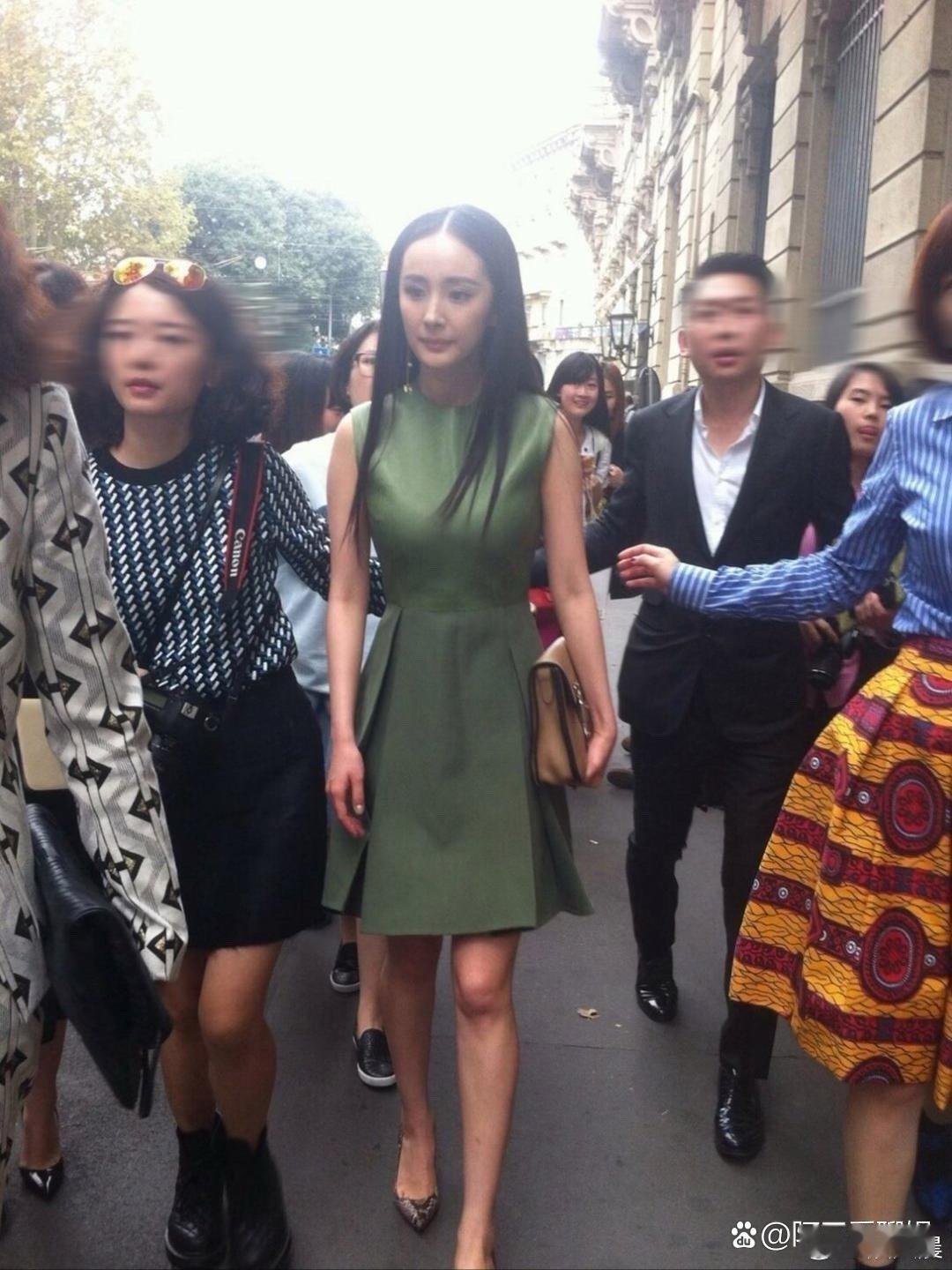 这是2013年无滤镜无美颜的杨幂，原生五官精致立体，颜值抗打又灵动，满是青春灵气